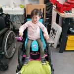 Itzayana teste un fauteuil roulant électrique